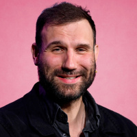 Takis Würger: „Erst durch die Arbeit als Schriftsteller habe ich erfahren, wie wichtig es ist, dass Menschen an einen glauben“