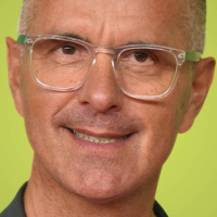 Christoph Maria Herbst:  Ich bastele an dem Hack in meiner Fresse rum, so dass ich nicht immer gleich aussehe...