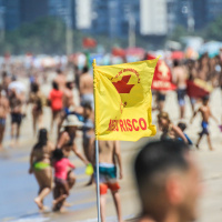 Tem uma rebeldia do frequentador da praia e uma omissão das autoridades
