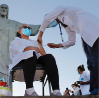 Meu presente de hoje é o futuro da população amanhã, diz técnica de enfermagem vacina no Rioda