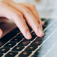 A maneira do candidato chamar a atenção do eleitor praticamente se limita as redes sociais