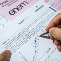 Em termos educacionais, o ideal seria que o Enem fosse adiado