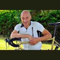 Cycling Superstar Graeme Obree joins Sue in the studio to talk about his life and musical influences. First Broadcast: 23/04/16
