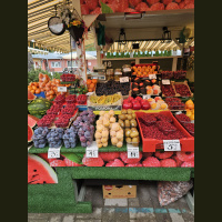 Nommes daily fruit and veg market