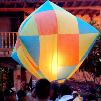 Los globos de Cantoya iluminan el cielo