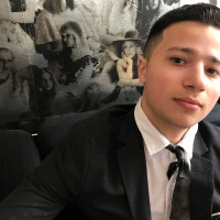 الهواية كعمل.. واللغة كحفاظ على الهوية 