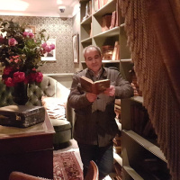 ترجمة كتب الأطفال والعمل في مختبرات طب الأسنان