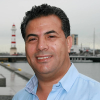 السويديون يرقصون كالضفادع في عيد منتصف الصيف! 