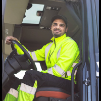 زكريا يقود أثقل شاحنة في السويد.. وديما أصبحت مدرّسة