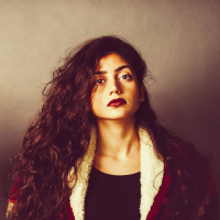 مالك المطعم ملك حنا، والمُغنيّة فاطمة العطار