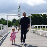 هل جرّبتَ أن تَلزَمَ البيت لرعاية طفلك؟ 