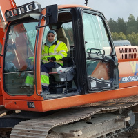 المساعدة في الواجبات المدرسية.. والمرأة المُحجبة التي تقود آلية حفارة 
