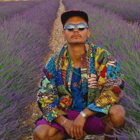 عازفة ناي تقود شاحنة.. وموسيقي يتسلّق الجبال 