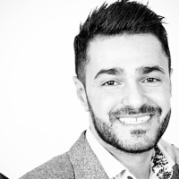 الوقوف على خشبة المسرح بدلاً عن حرق السيارات