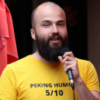  الكوميديا واللغة الأم 