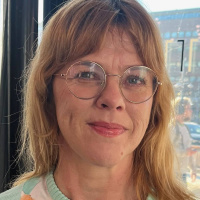 Så räfsar Helena Lindegren löv på distans