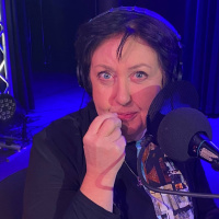 Så skrämmer Babben Larsson sig själv till tystnad