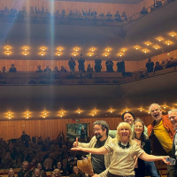 Vad viskar Pia Johannson i okända människors öron?