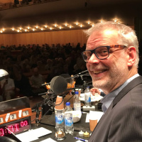 På minuten önskar gott nytt år från Berwaldhallen!