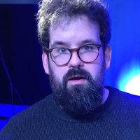 Därför har Eric Stern på sig cykelhjälm när faster Penny kommer på besök