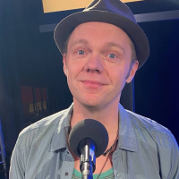 Olof Wretling lär ut grunderna i småländsk bäckenbottendans