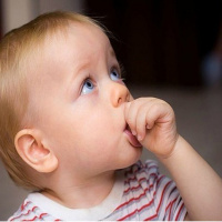 Chuparse el dedo, un hábito infantil natural