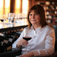 Recordamos los inicios del programa mientras reprimen jubilados en la plaza