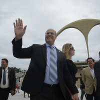 É mais um factoide do governador a ideia de dividir os desfiles por três fins de semana