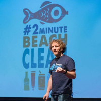 Martin Dorey: #2minutebeachclean founder