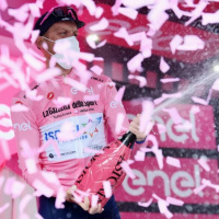 Дебют борьбы двух стилей между гениями Берналом и Эвенпулом. Обзор первой недели Джиро | Тандем