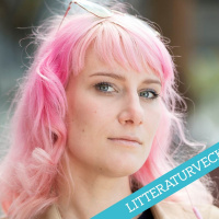 Romanprisjuryn om Just nu är jag här av Isabelle Ståhl