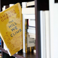 Bookbanning an US-Schulen – Warum werden auch die Bibel und Amanda Gormans Gedicht verboten?