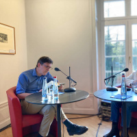 „In einer dunkelblauen Stunde“ – Peter Stamm über die Wechselspiele eines Autors | Gespräch