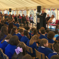 Cuairt an Uachtaráin ar Ghaelscoil Chluainín