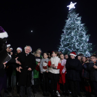 President and Sabina host the annual Tree Lighting Ceremony 2024