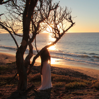 Never Date A Traveler W/ Nneya Richards