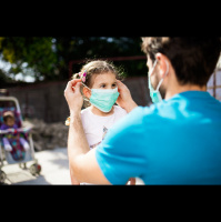 Usar mascarilla y mantener la distancia es importante para evitar que el niño contagie a los demás