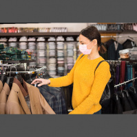 En las tiendas de ropa nos imponen más medidas de seguridad que en ningún otro país