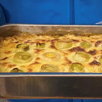 Käse, Lauch und Hackfleisch als Gratin