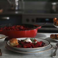 Rote-Bete-Eintopf mit Piroggen