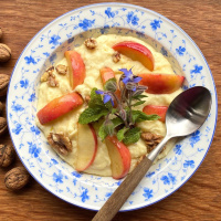 Grießbrei mit geschmorten Apfelspalten