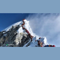 Aventura: Las largas colas para coronar el Everest