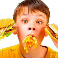 Niño que come demasiado