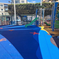 Completa renovación de la superficie del parque infantil del Paseo Marítimo de Rincón de la Victoria
