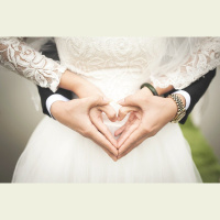 Pilló a su pareja siendo infiel y ahora se van a casar