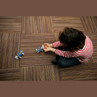 El padre de su hija soborna a la pequeña con regalos caros para fastidiarla a ella 