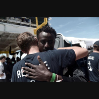 El Aquarius llega a Valencia y enfrenta a las dos Españas: Los oyentes han tenido un debate de lo más encarnizado 