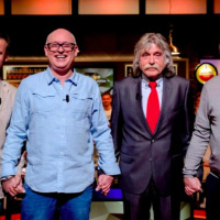 Hand in hand het veld op in de Eredivisie