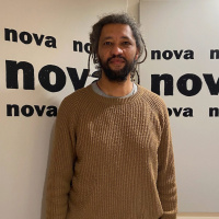 Mag d’Ici et d’Ailleurs : Échange avec Alain Gomis, réalisateur du film documentaire Rewind and Play, en salle le 11 janvier 