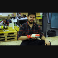 El chico que hace prótesis con impresoras 3D